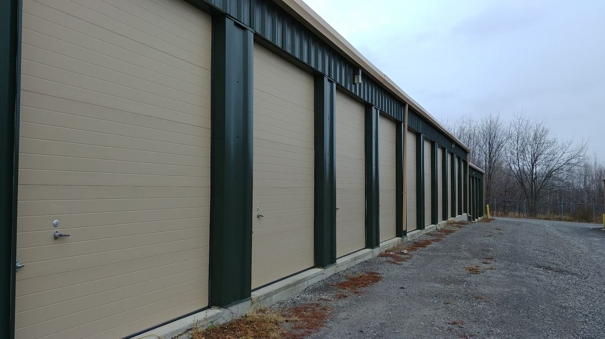 Rangée d'entrepôts en libre-service avec portes de garage